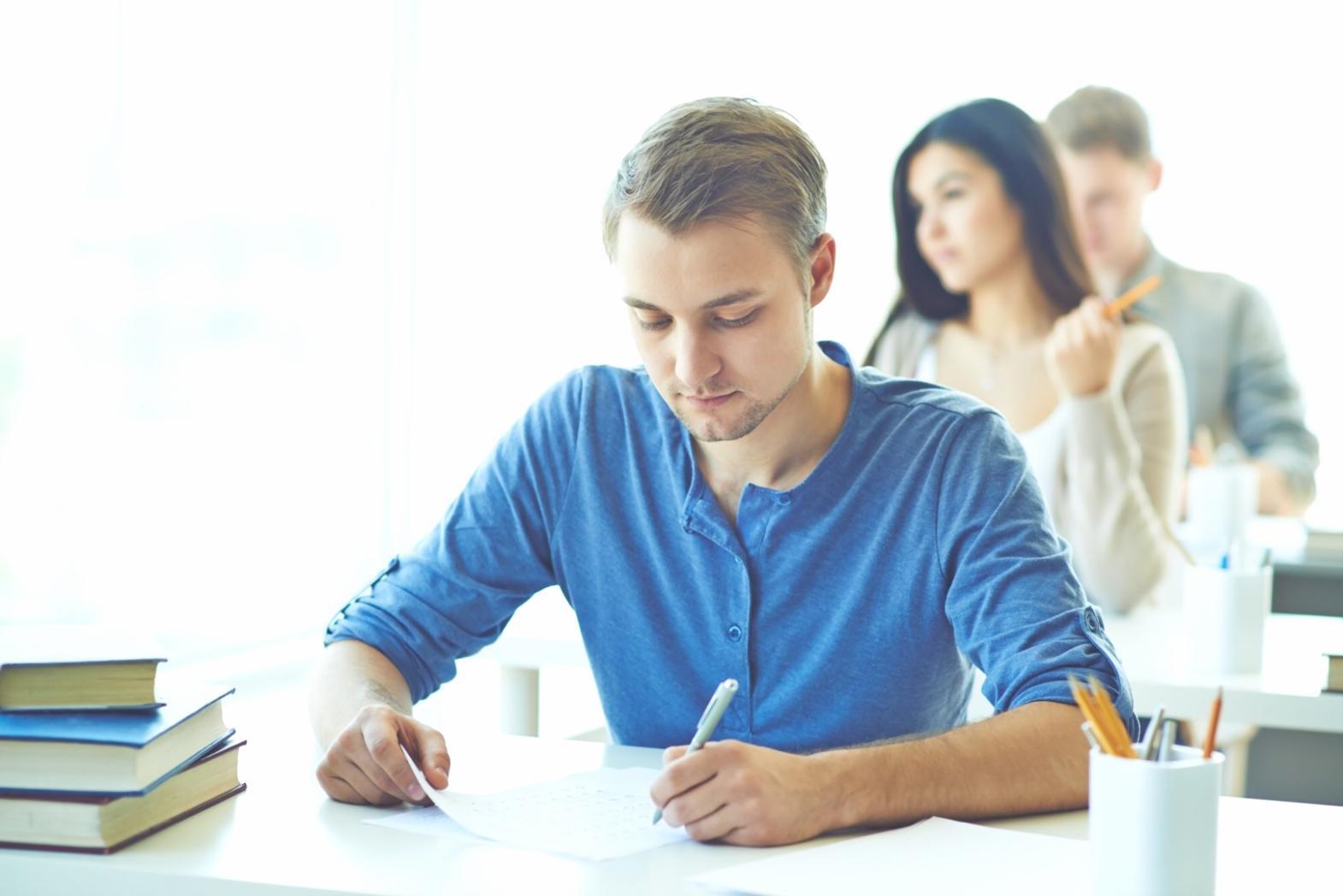 Session de formation en analyse financière avec des professionnels travaillant sur des modèles financiers